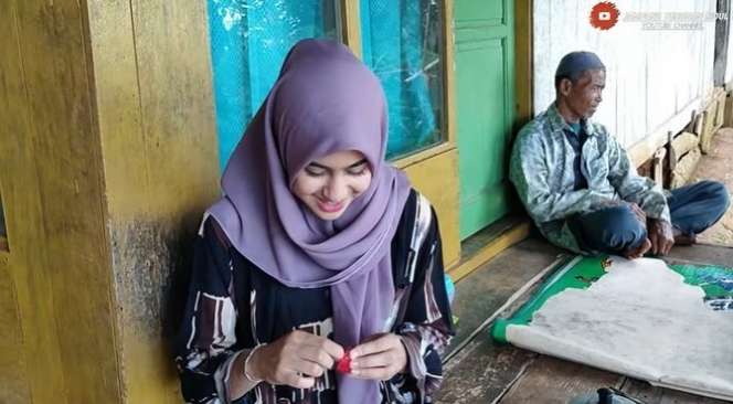 8 Potret Gadis Desa Cantik Keturunan Palestina di Sukabumi yang Viral, Tinggal di Gubuk Reyot!