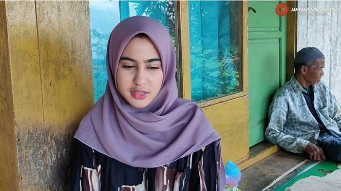 8 Potret Gadis Desa Cantik Keturunan Palestina di Sukabumi yang Viral, Tinggal di Gubuk Reyot!
