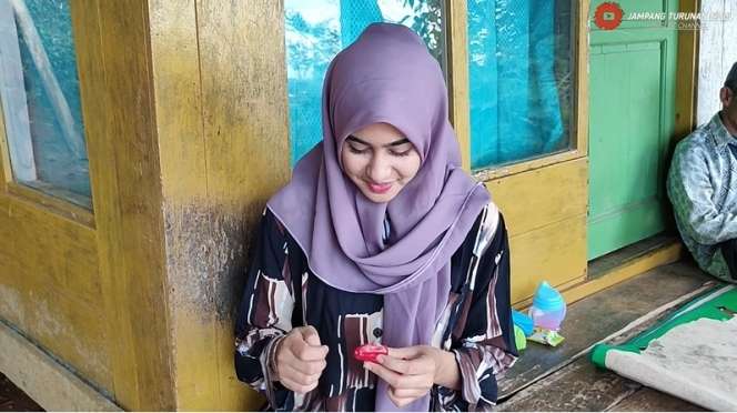 8 Potret Gadis Desa Cantik Keturunan Palestina di Sukabumi yang Viral, Tinggal di Gubuk Reyot!