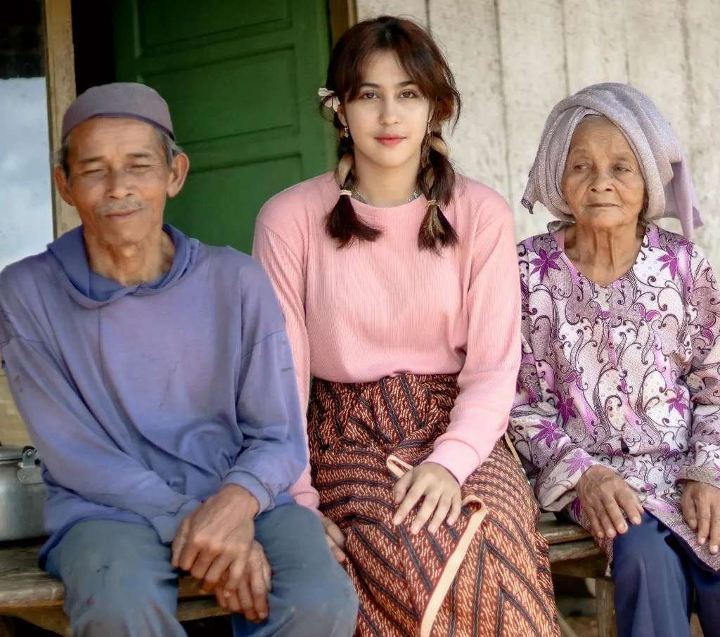8 Potret Gadis Desa Cantik Keturunan Palestina di Sukabumi yang Viral, Tinggal di Gubuk Reyot!