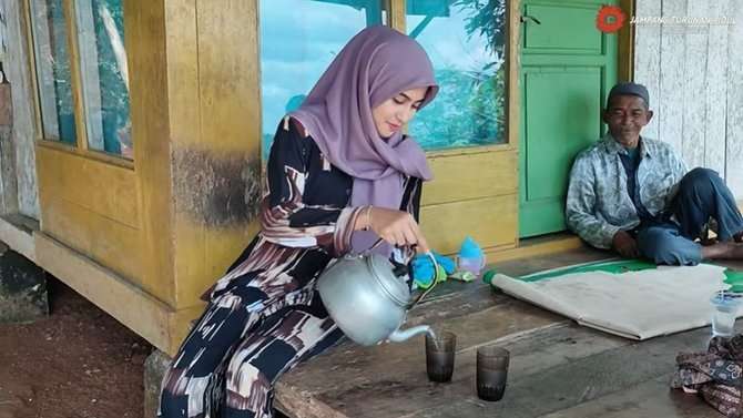 8 Potret Gadis Desa Cantik Keturunan Palestina di Sukabumi yang Viral, Tinggal di Gubuk Reyot!