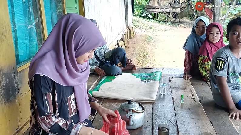 8 Potret Gadis Desa Cantik Keturunan Palestina di Sukabumi yang Viral, Tinggal di Gubuk Reyot!
