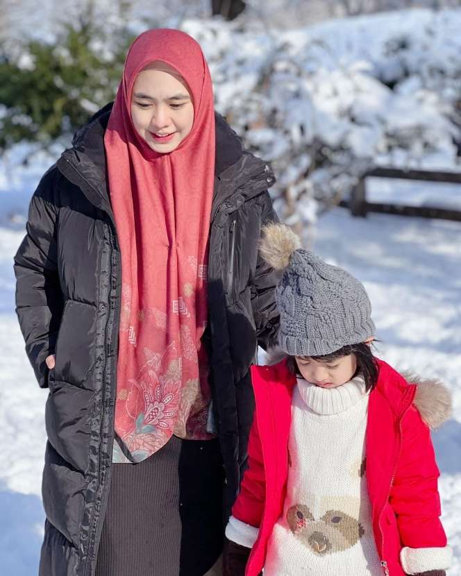 8 Potret Oki Setiana Dewi Tolak Salaman dengan Suami Ria Ricis, Sikapnya Jadi Sorotan!