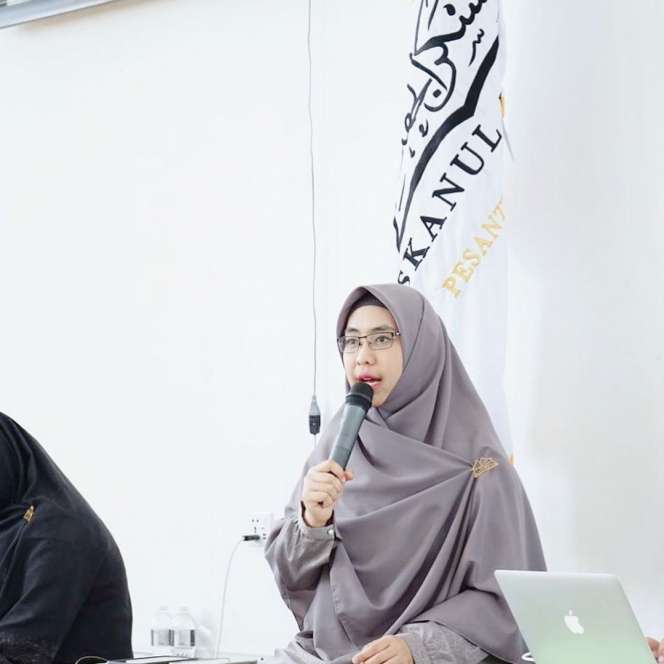 8 Potret Oki Setiana Dewi Tolak Salaman dengan Suami Ria Ricis, Sikapnya Jadi Sorotan!