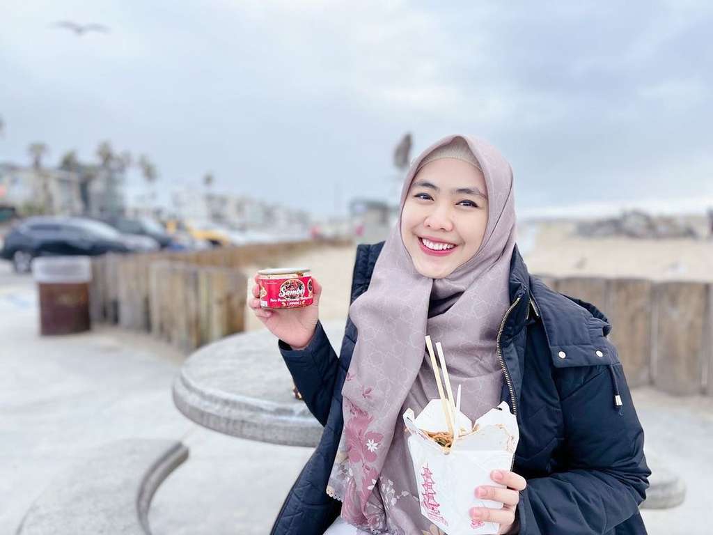 8 Potret Oki Setiana Dewi Tolak Salaman dengan Suami Ria Ricis, Sikapnya Jadi Sorotan!