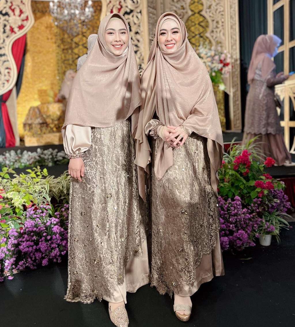 8 Potret Oki Setiana Dewi Tolak Salaman dengan Suami Ria Ricis, Sikapnya Jadi Sorotan!