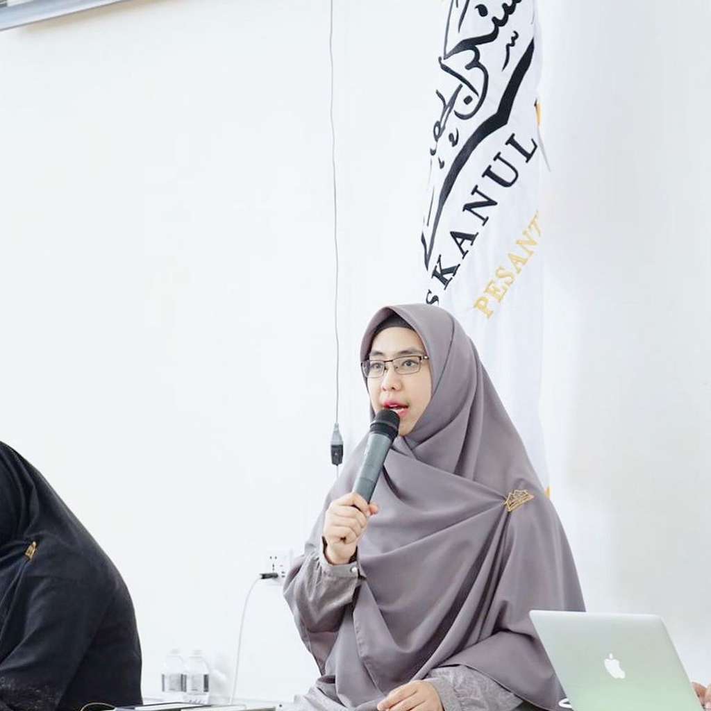 8 Potret Oki Setiana Dewi Tolak Salaman dengan Suami Ria Ricis, Sikapnya Jadi Sorotan!