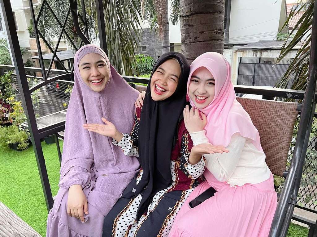 8 Potret Oki Setiana Dewi Tolak Salaman dengan Suami Ria Ricis, Sikapnya Jadi Sorotan!