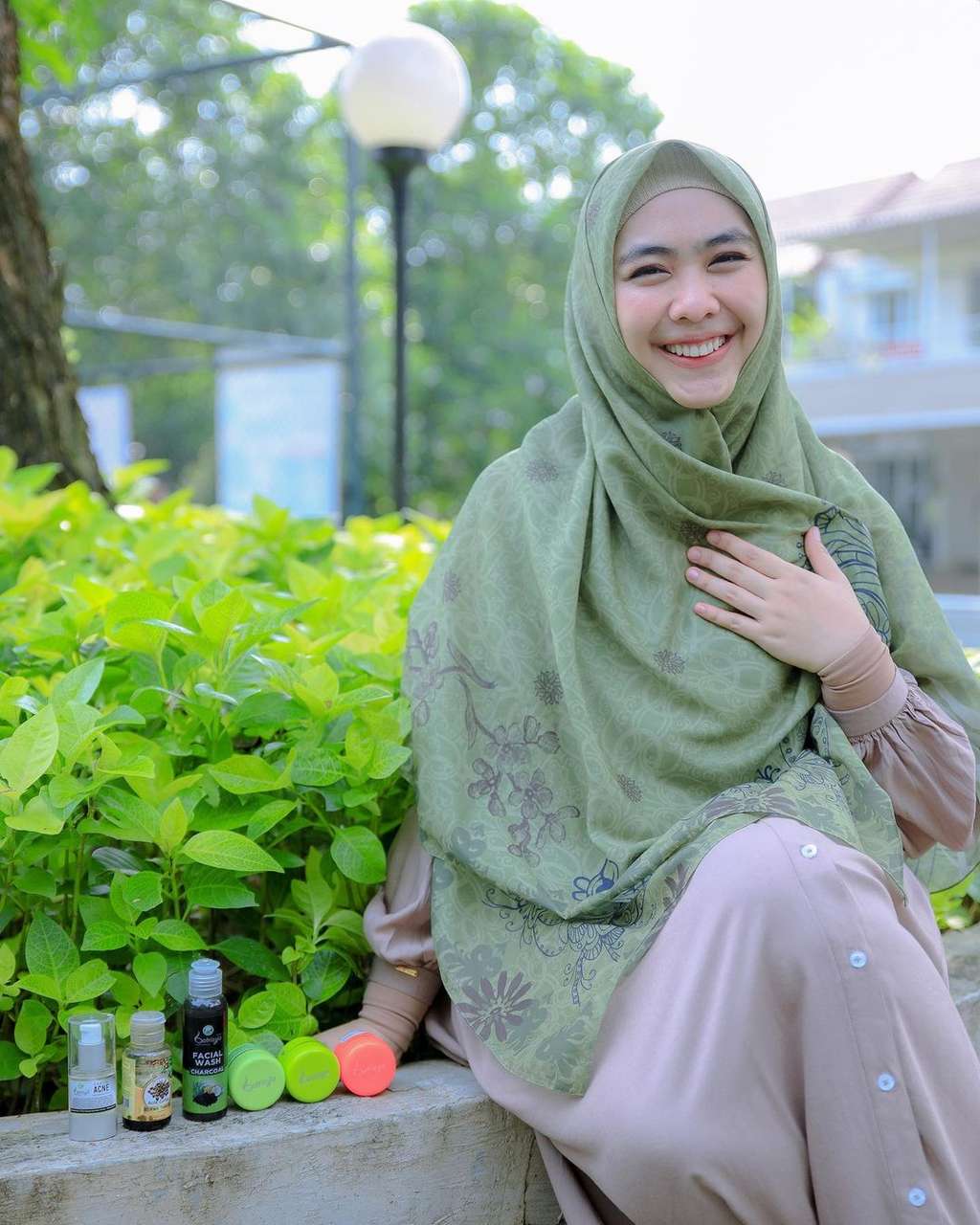 8 Potret Oki Setiana Dewi Tolak Salaman dengan Suami Ria Ricis, Sikapnya Jadi Sorotan!