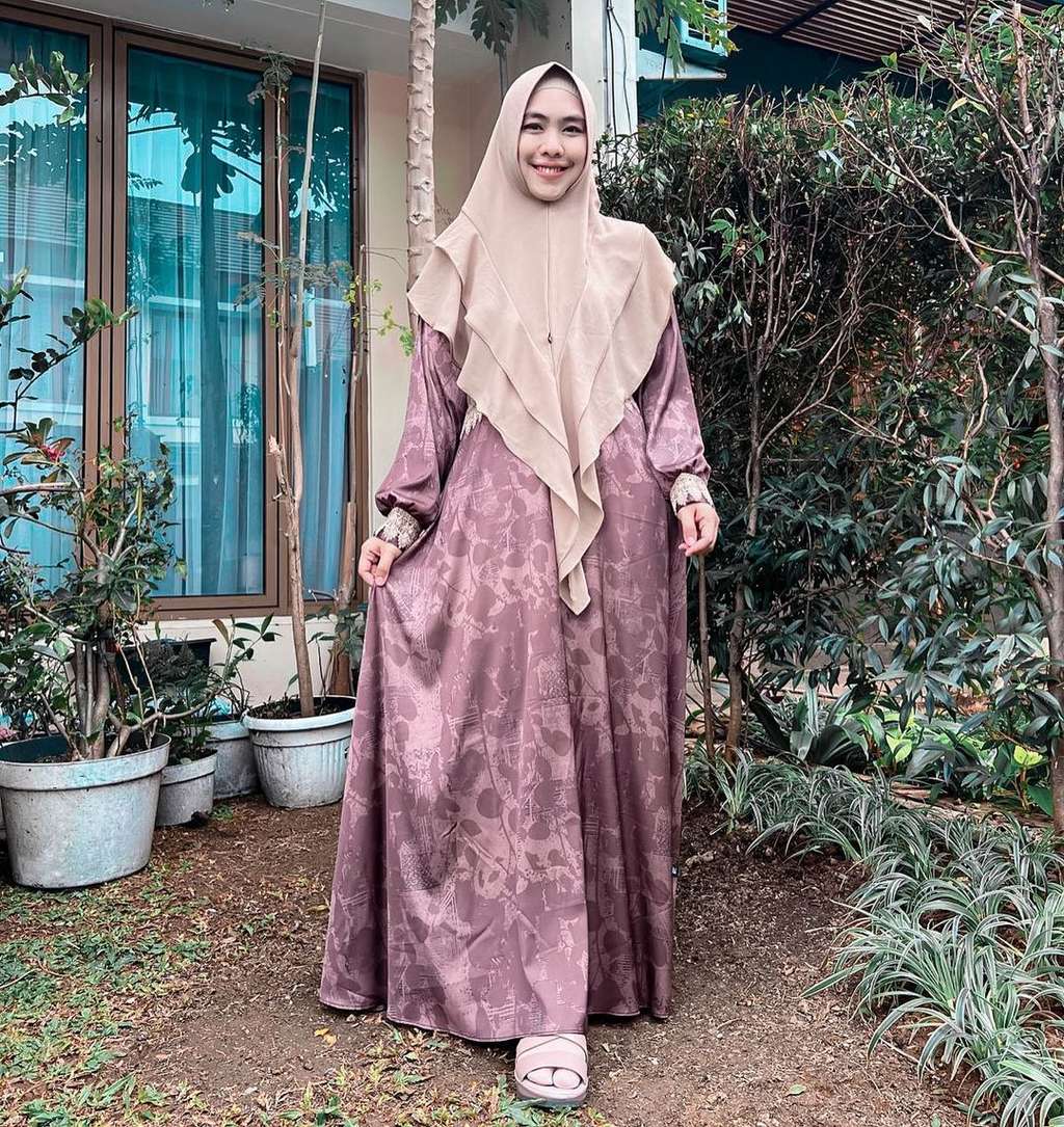 8 Potret Oki Setiana Dewi Tolak Salaman dengan Suami Ria Ricis, Sikapnya Jadi Sorotan!