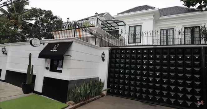 8 Potret Rumah Mewah Artis yang Putuskan Hijrah, Semua Super Megah Bak Istana!