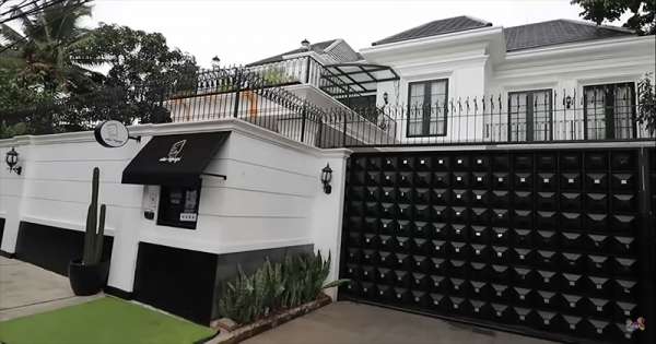 8 Potret Rumah Mewah Artis yang Putuskan Hijrah, Semua Super Megah Bak Istana!