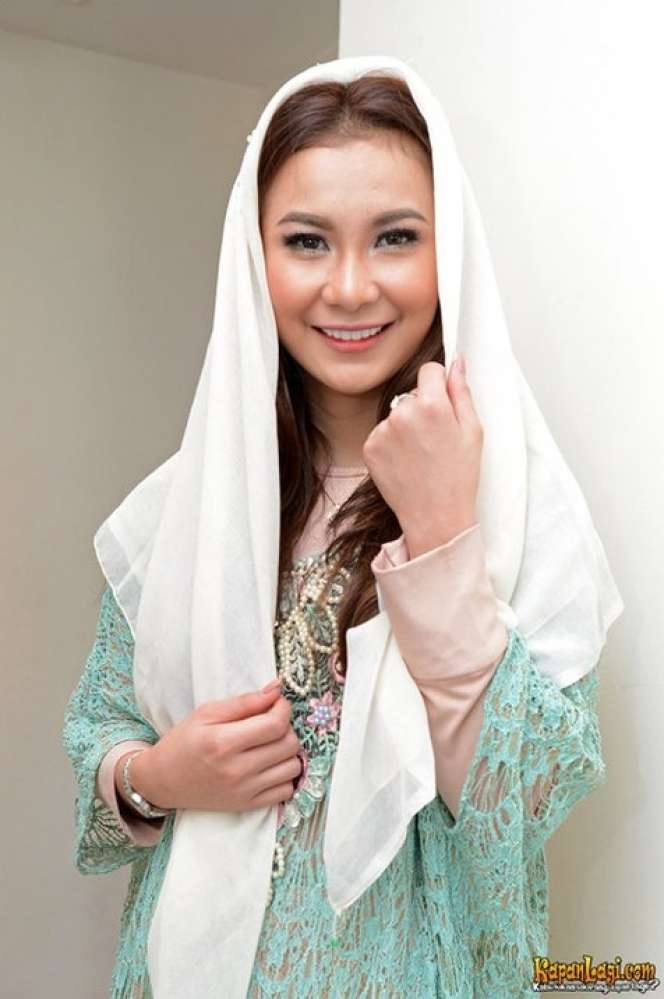 8 Potret Artis Cantik Mualaf yang Viral: 'Kalau Kamu Masuk Islam, Lebih Baik Mama Mati'