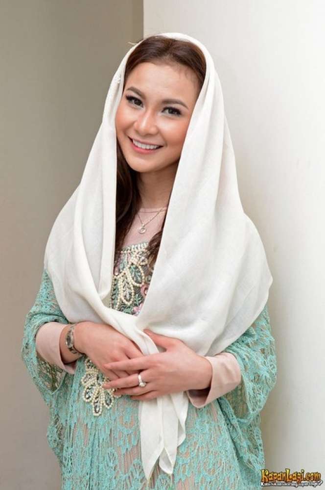 8 Potret Artis Cantik Mualaf yang Viral: 'Kalau Kamu Masuk Islam, Lebih Baik Mama Mati'