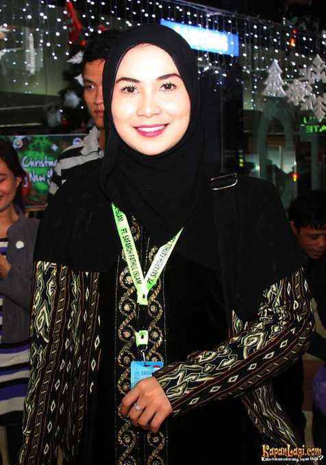 8 Potret Artis Cantik Mualaf yang Viral: 'Kalau Kamu Masuk Islam, Lebih Baik Mama Mati'