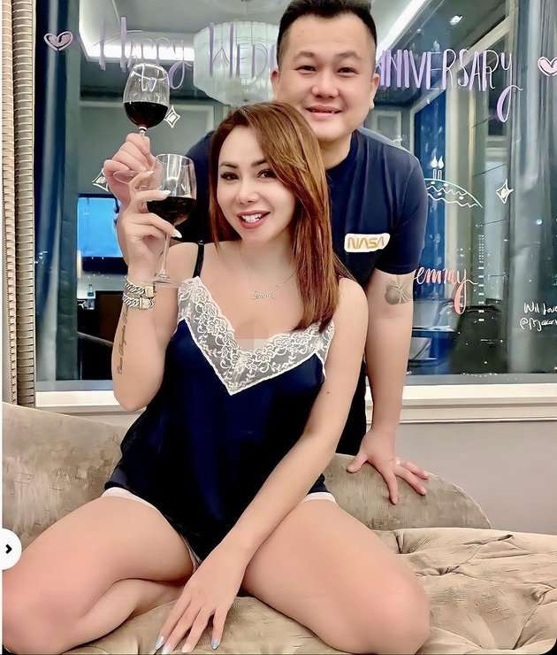 Momen Mesra Femmy Permatasari Bareng Suami, Pamer Mandi Berdua Di Bathup!