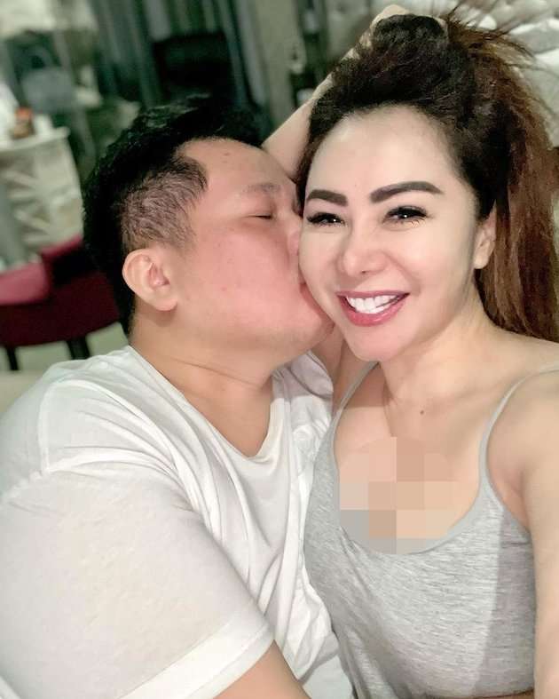 Momen Mesra Femmy Permatasari Bareng Suami, Pamer Mandi Berdua Di Bathup!