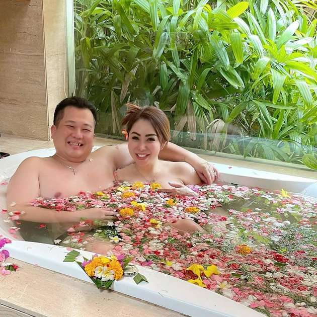 Momen Mesra Femmy Permatasari Bareng Suami, Pamer Mandi Berdua Di Bathup!