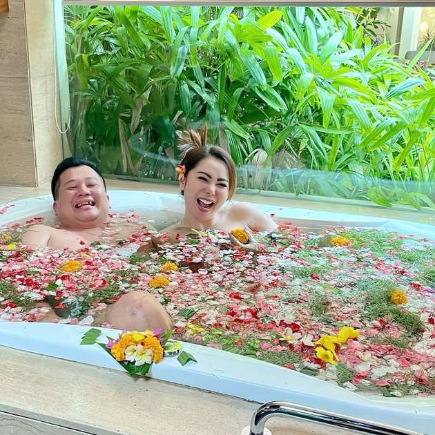 Momen Mesra Femmy Permatasari Bareng Suami, Pamer Mandi Berdua Di Bathup!