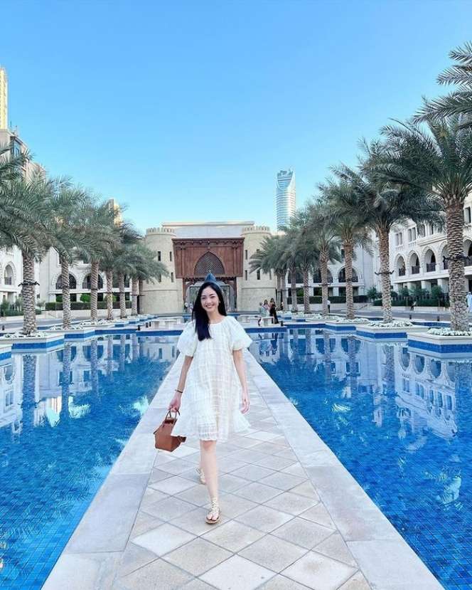 Resmi Bercerai, Dwi Ariyanti Pilih Liburan Ke Dubai, Parasnya Jadi Sorotan!