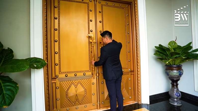 10 Potret Rumah Mewah HM Fitno 'Si Tukang Martabak' Pondok Indah, Istana Berlapis Emas!