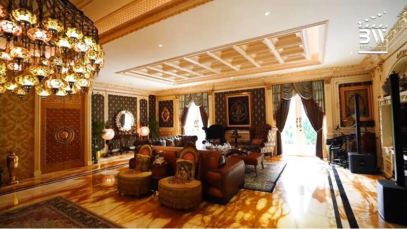 10 Potret Rumah Mewah HM Fitno 'Si Tukang Martabak' Pondok Indah, Istana Berlapis Emas!