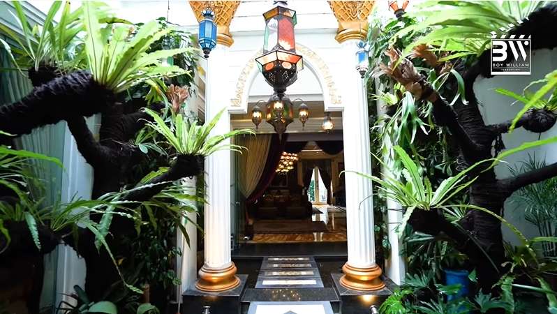 10 Potret Rumah Mewah HM Fitno 'Si Tukang Martabak' Pondok Indah, Istana Berlapis Emas!