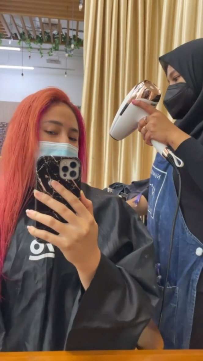 8 Potret Terbaru Marshanda Ganti Warna Rambut Jadi Hot Pink Cerah, Fresh Banget!