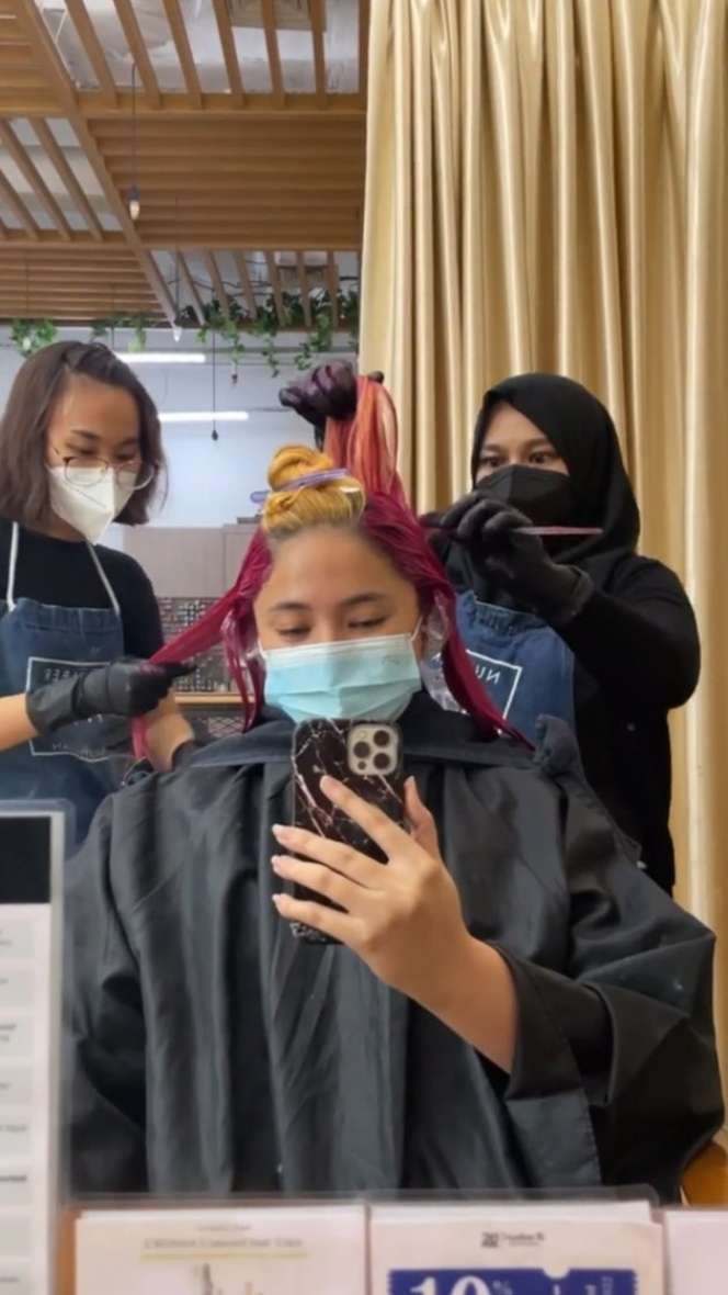 8 Potret Terbaru Marshanda Ganti Warna Rambut Jadi Hot Pink Cerah, Fresh Banget!