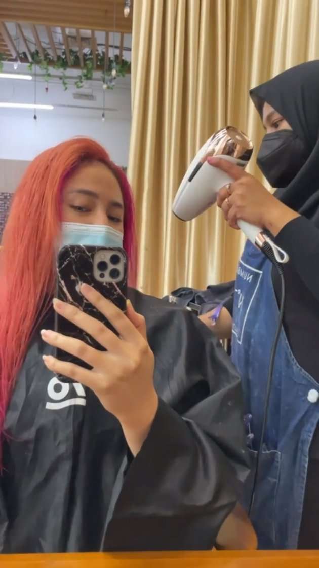 8 Potret Terbaru Marshanda Ganti Warna Rambut Jadi Hot Pink Cerah, Fresh Banget!