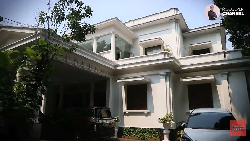 10 Potret Rumah Bams Samsons yang Super Mewah & Luas, Ada Ruang Koleksi Batman, Bikin Melongo!
