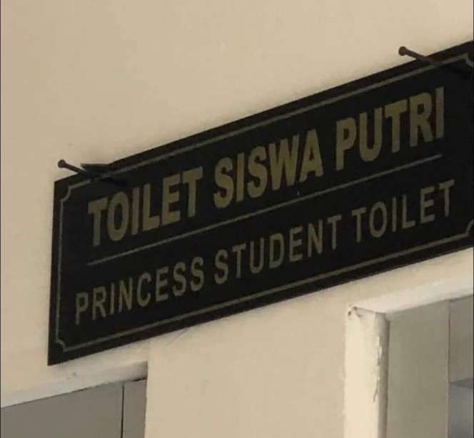 9 Papan Pengumuman Pakai Bahasa Inggris di Sekolah Ini Malah Bikin Bingung!