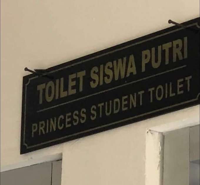 9 Papan Pengumuman Pakai Bahasa Inggris di Sekolah Ini Malah Bikin Bingung!