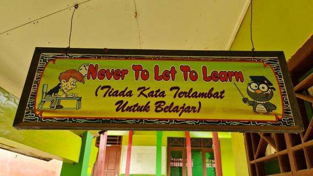 9 Papan Pengumuman Pakai Bahasa Inggris di Sekolah Ini Malah Bikin Bingung!