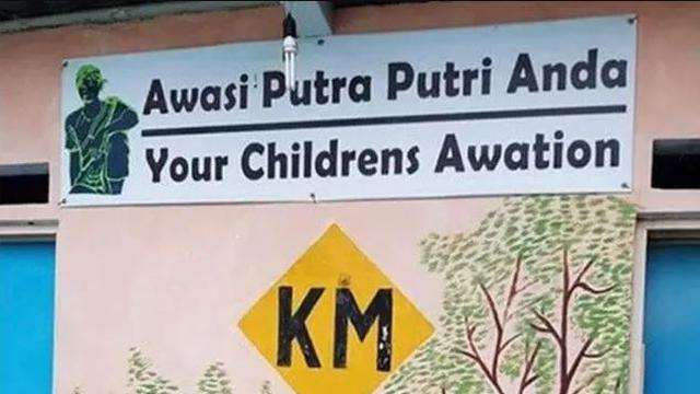 9 Papan Pengumuman Pakai Bahasa Inggris di Sekolah Ini Malah Bikin Bingung!