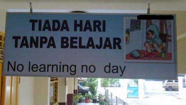 9 Papan Pengumuman Pakai Bahasa Inggris di Sekolah Ini Malah Bikin Bingung!