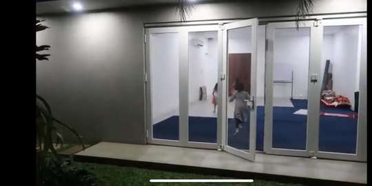 10 Potret Rumah Mewah Dewi Sandra di Bali, Musala & Tempat Wudu Keren Banget!