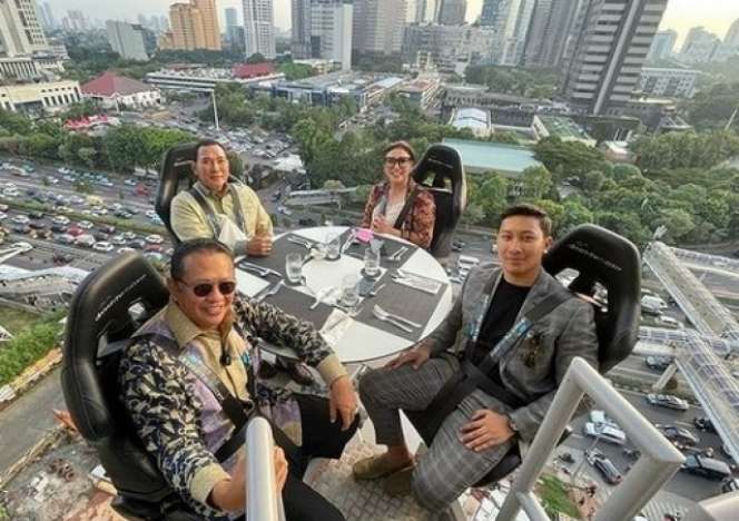 8 Potret Tommy Soeharto Nikmati Restoran ‘Melayang’ di Jakarta, Paras Ganteng Sang Putra Jadi Sorotan
