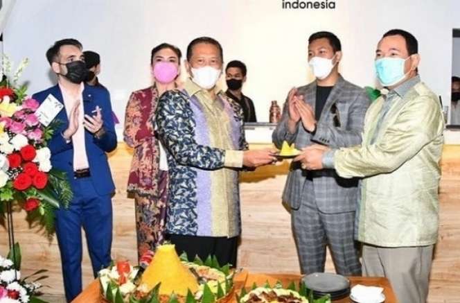 8 Potret Tommy Soeharto Nikmati Restoran ‘Melayang’ di Jakarta, Paras Ganteng Sang Putra Jadi Sorotan