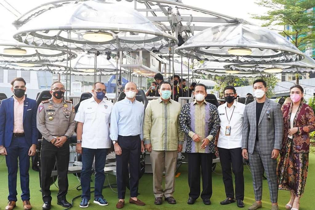 8 Potret Tommy Soeharto Nikmati Restoran ‘Melayang’ di Jakarta, Paras Ganteng Sang Putra Jadi Sorotan