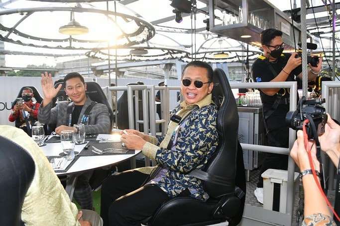 8 Potret Tommy Soeharto Nikmati Restoran ‘Melayang’ di Jakarta, Paras Ganteng Sang Putra Jadi Sorotan