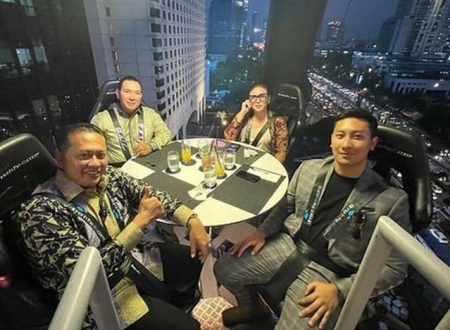 8 Potret Tommy Soeharto Nikmati Restoran ‘Melayang’ di Jakarta, Paras Ganteng Sang Putra Jadi Sorotan