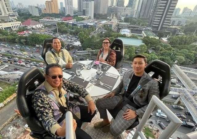 8 Potret Tommy Soeharto Nikmati Restoran ‘Melayang’ di Jakarta, Paras Ganteng Sang Putra Jadi Sorotan
