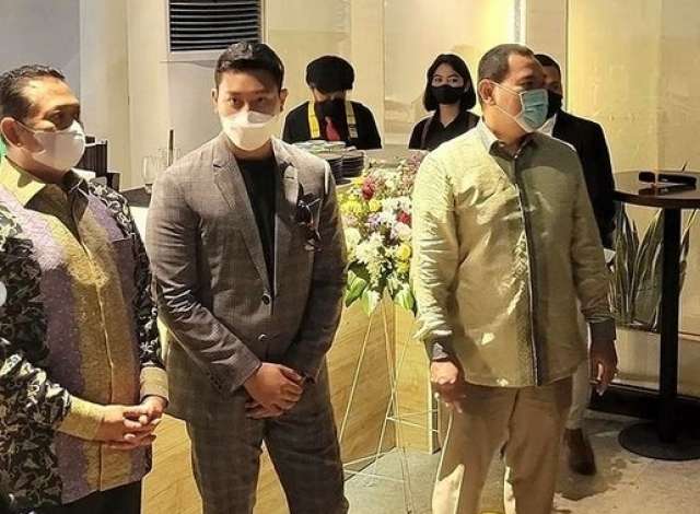 8 Potret Tommy Soeharto Nikmati Restoran ‘Melayang’ di Jakarta, Paras Ganteng Sang Putra Jadi Sorotan