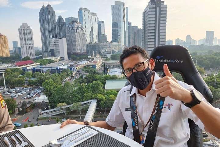 8 Potret Tommy Soeharto Nikmati Restoran ‘Melayang’ di Jakarta, Paras Ganteng Sang Putra Jadi Sorotan