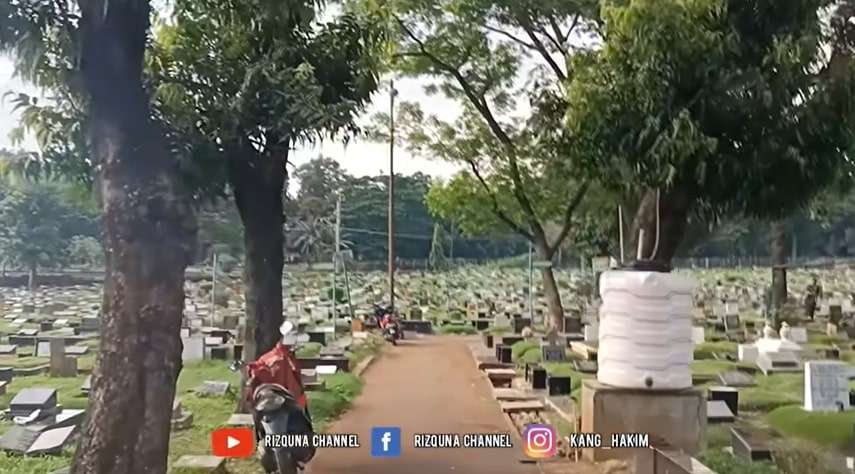 9 Potret Kondisi Makam Dono Warkop Setelah 20 Tahun, Penampakan Batu Nisan Jadi Sorotan!