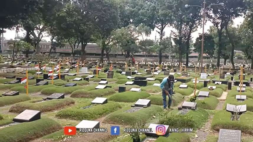 9 Potret Kondisi Makam Dono Warkop Setelah 20 Tahun, Penampakan Batu Nisan Jadi Sorotan!