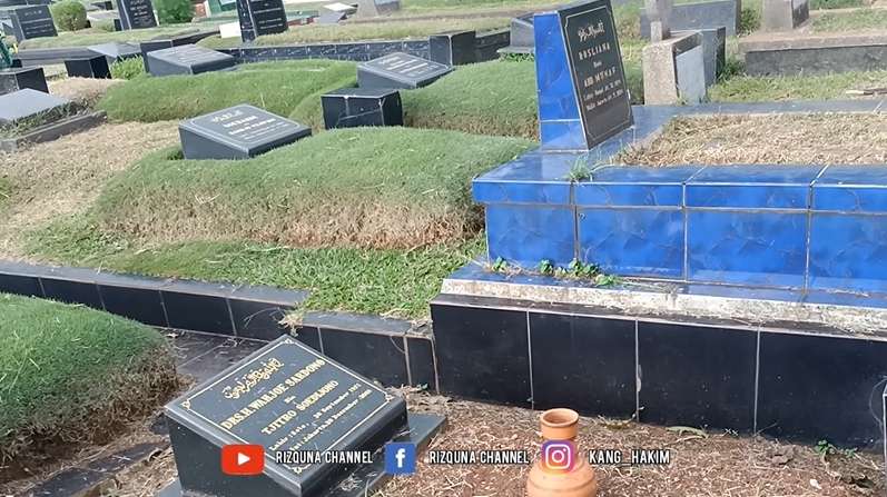 9 Potret Kondisi Makam Dono Warkop Setelah 20 Tahun, Penampakan Batu Nisan Jadi Sorotan!