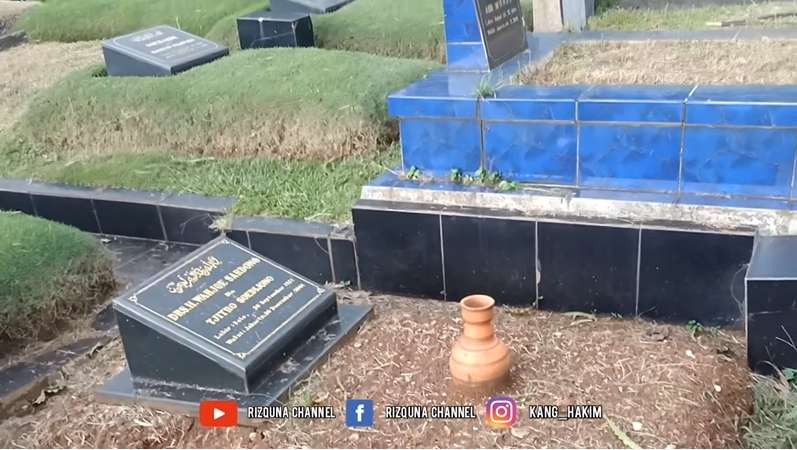 9 Potret Kondisi Makam Dono Warkop Setelah 20 Tahun, Penampakan Batu Nisan Jadi Sorotan!