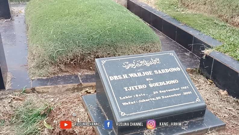 9 Potret Kondisi Makam Dono Warkop Setelah 20 Tahun, Penampakan Batu Nisan Jadi Sorotan!